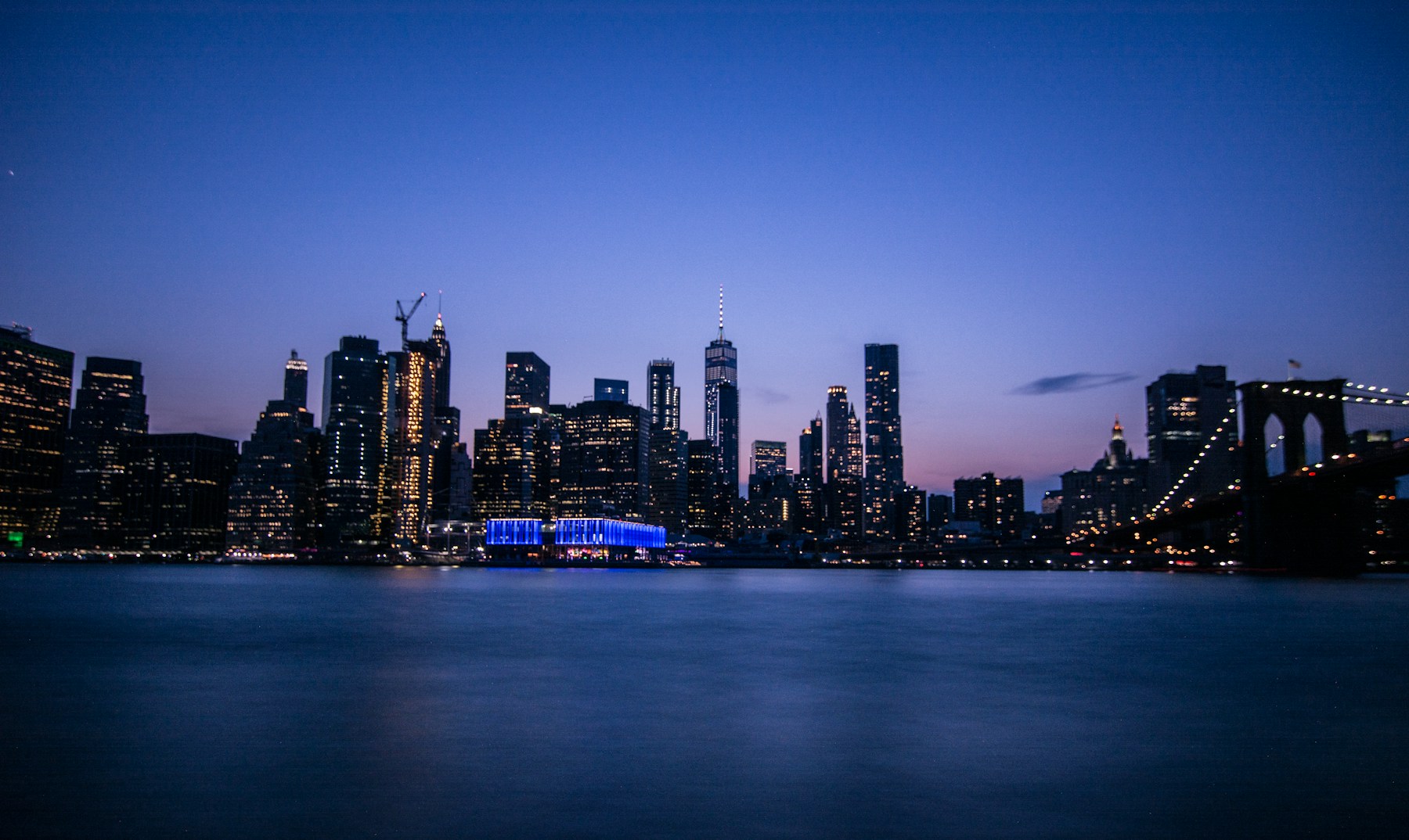 Vista de Manhattan y el puente de Brooklyn al anochecer